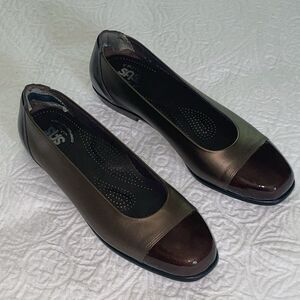 SAS Women Sz 9 N COCO Cap Toe Slip On Flat Shoes Patent Leather‎ Brown Bronze